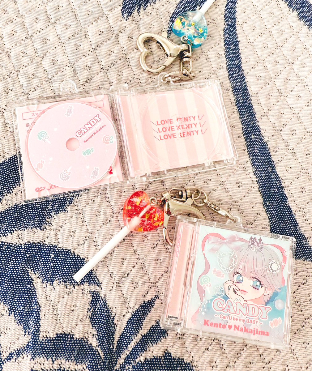sz_icecream's tweet photo. ケンティーのライブで会うおともだちへのおみやげに図工してたんですけど、とんでもなく可愛いものを生み出してしまった(自画自賛)

5センチくらいのミニCDで、スマホをかざすとCANDY~Can U be my BABY~(Spotify)が再生されます🍭 https://t.co/QsCwo77j8P