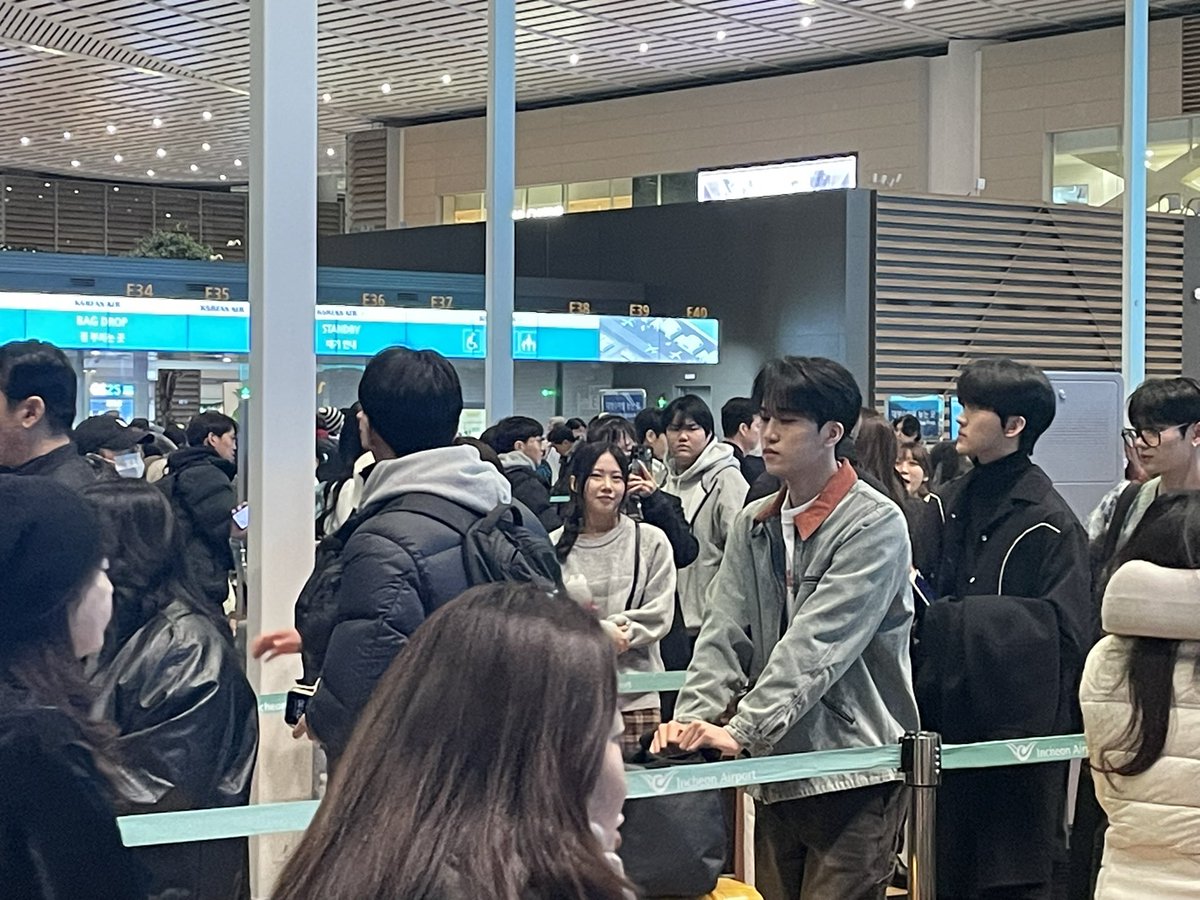 What boygroup is this? My friend saw them on 12/28. Im old. #kpop #idol #incheonairport