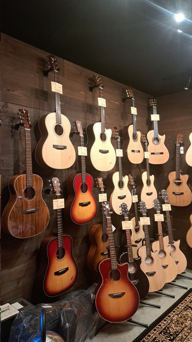 IIkura_kun's tweet photo. 祝 オープン🎸
南流山駅から徒歩5分のところにウクレレ&ギターショップTONE PLACEがオープンしました✨
楽器の造形美にうっとりしてきた✨
#TONEPLACE
#南流山
#松戸市横須賀
#ウクレレ
#ギター
#リペア
#ウクレレ修理
#ギター修理 https://t.co/RBSUAcSKcH