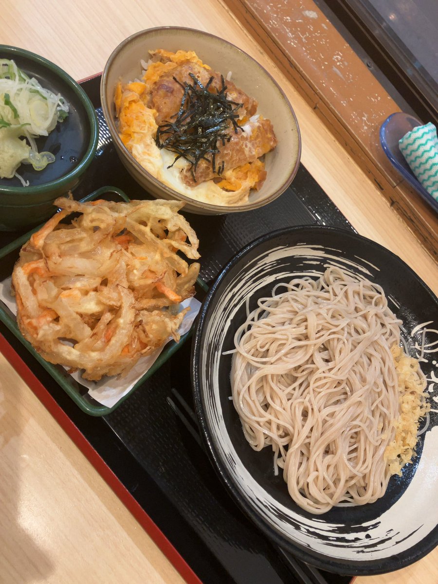 冷そばミニかつ丼セット＋野菜かき揚げ（トッピング）

寒くても冷たいそばが好きです😋

#ゆで太郎