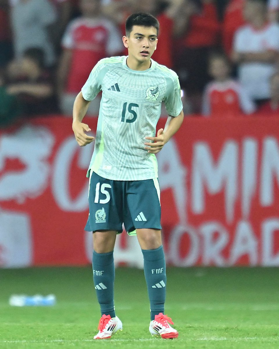 miseleccionmx's tweet photo. ⭐️ HISTÓRICO ⭐️

Gilberto Mora ha debutado con nuestra Selección Mayor.

Su edad y nueva marca: 16 años, tres meses y 2 días.

#PorMéxicoTodo 🇲🇽 https://t.co/fHHkmlhzTZ