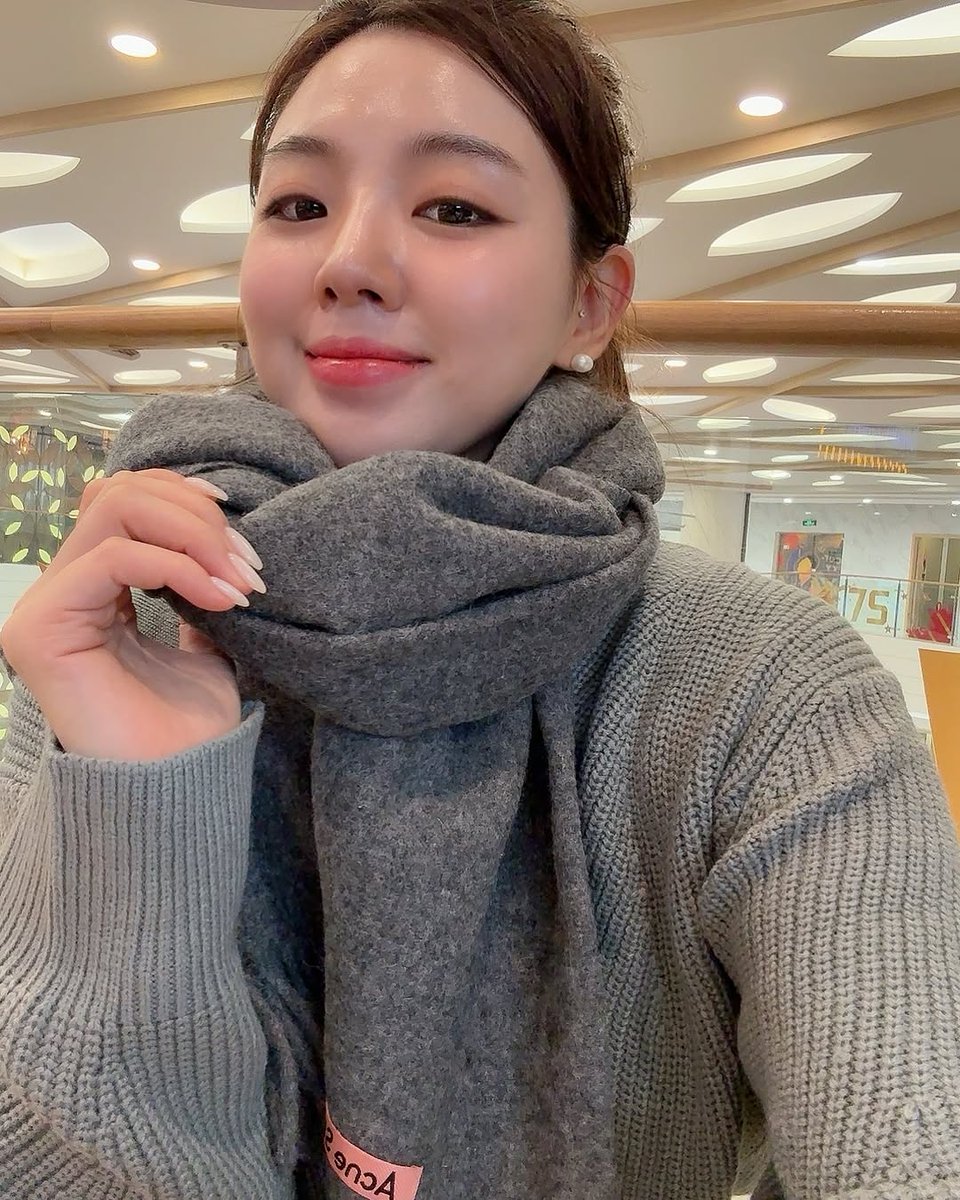 "추위가 거셌어요, 서울의 날씨가 추워졌어요. 마치 겨울의 추위로 물들인 듯 궁극적으로 매력적입니다. 친구들과 함께 따뜻한 불 위에서 구워진 육고기를 맛보며, 여러분들도 겨울에 서로 따듯하게 지내길 바래요❄️ #서울겨울# #우정따듯#".👣👣👣