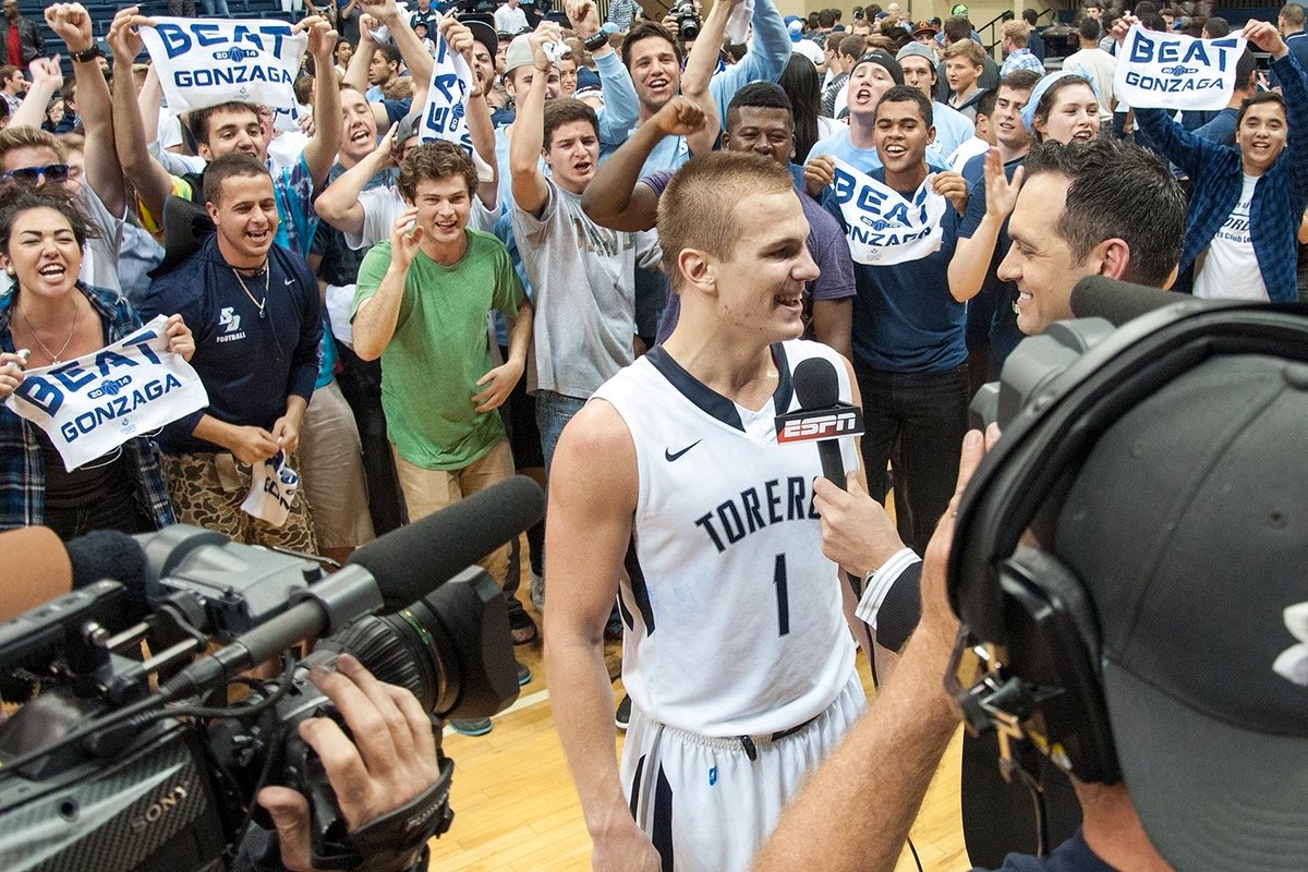 Tune in as our all-time leader in scoring <a href="/dee1Johnny/">Johnny Dee</a> will be on tonight's ESPN+ broadcast during the first half of the 7pm matchup with Washington State 👀

📺 bit.ly/40lHnL2

#GoToreros