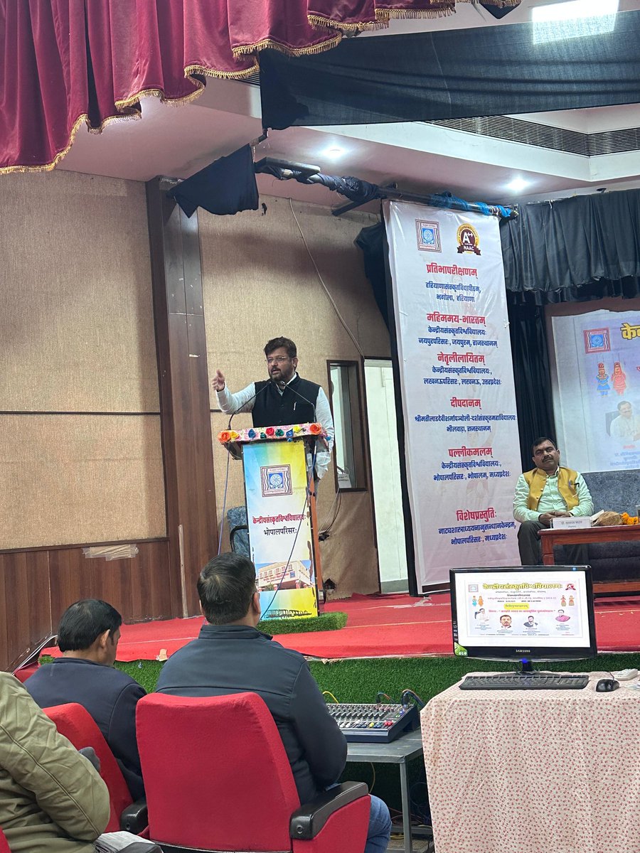 TiwariNilabh's tweet image. सम्प्रति भारतीयसंस्कृते: पुनर्जागरणम् इत्यस्मिन् विषये आयोजितं विशिष्टव्याख्यानम्। वक्तृरूपेण State Election Commissioner मनोजश्रीवास्तववर्य: आसीत् । @CentralSanskrit @shrivarakhedi