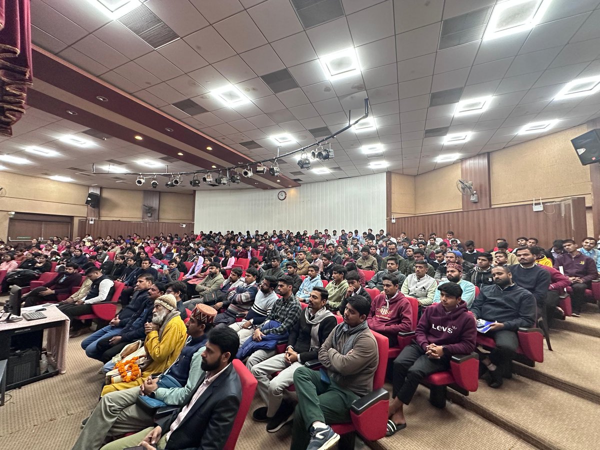 TiwariNilabh's tweet image. सम्प्रति भारतीयसंस्कृते: पुनर्जागरणम् इत्यस्मिन् विषये आयोजितं विशिष्टव्याख्यानम्। वक्तृरूपेण State Election Commissioner मनोजश्रीवास्तववर्य: आसीत् । @CentralSanskrit @shrivarakhedi