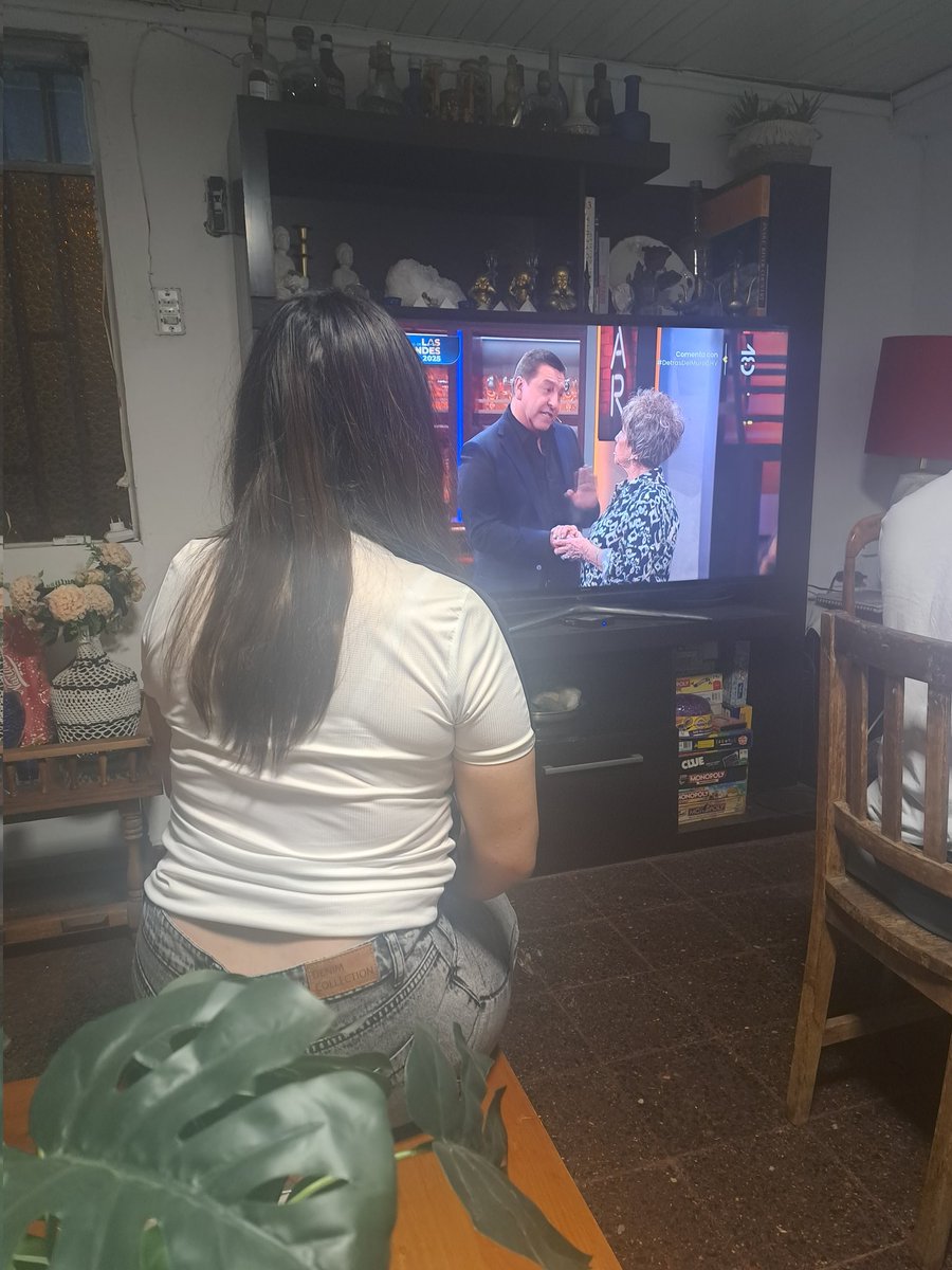 barby_arancibia's tweet photo. Soy la peor madre del mundo🫠 creciste viendo al Kike y a los chicos del detrás del muro. Hoy tienes 20 y sigues con la misma emoción  y sonrisa, te amo hijita🥰 #detrasdelmurochv https://t.co/5yKfwLMa2N