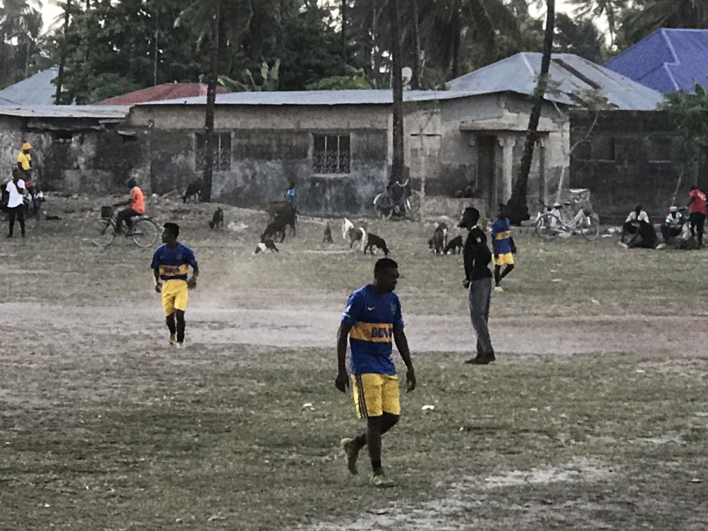 BocaJrsSports's tweet photo. Medio de Zanzibar, una isla de Tanzania. Todo un equipo jugando con la camiseta de @BocaJrsOficial. Una locura total.

📸 @fpcomunicacion https://t.co/8EC2We9zBW