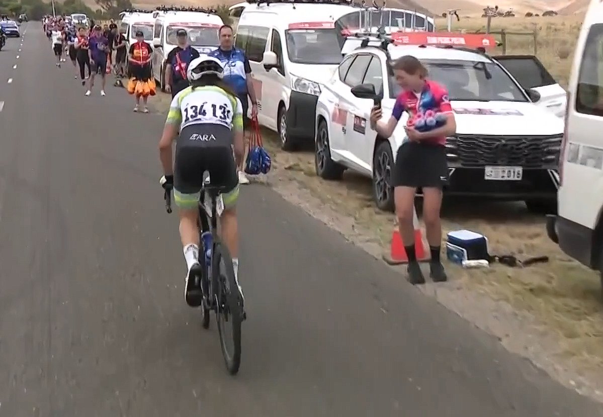 MatMitchell30's tweet image. Blink and you miss it but Ella Harris giving encouragement to Alyssa Polites in her new role on Canyon SRAM!

#TourDownUnder