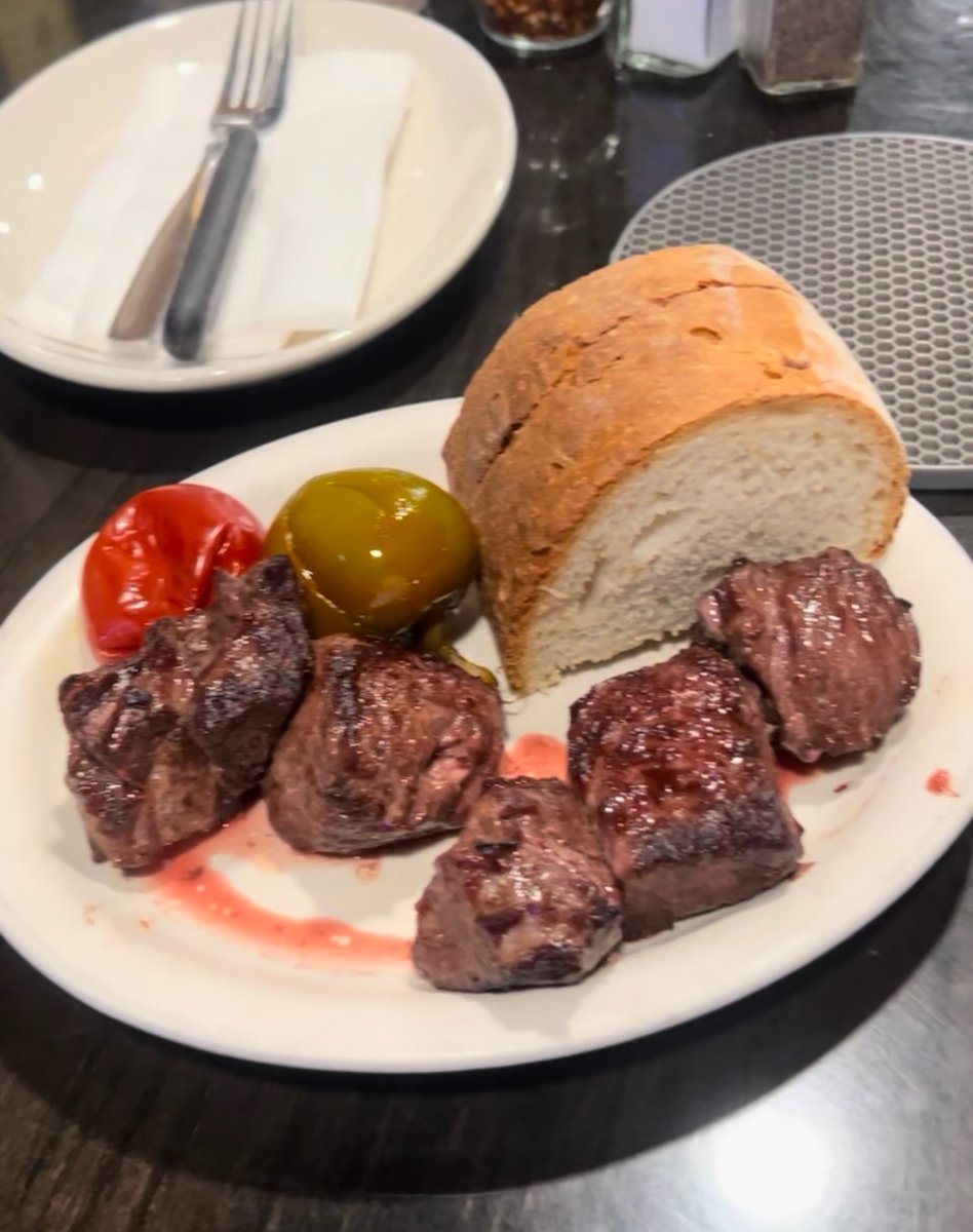 ChrisBNichols5's tweet image. Nothing like some good quality Santarpio’s Pizza in Eastie. The original location is always the best. 

#massachusetts #pizza #steaktips #Boston #eastie #eastboston #santarpios