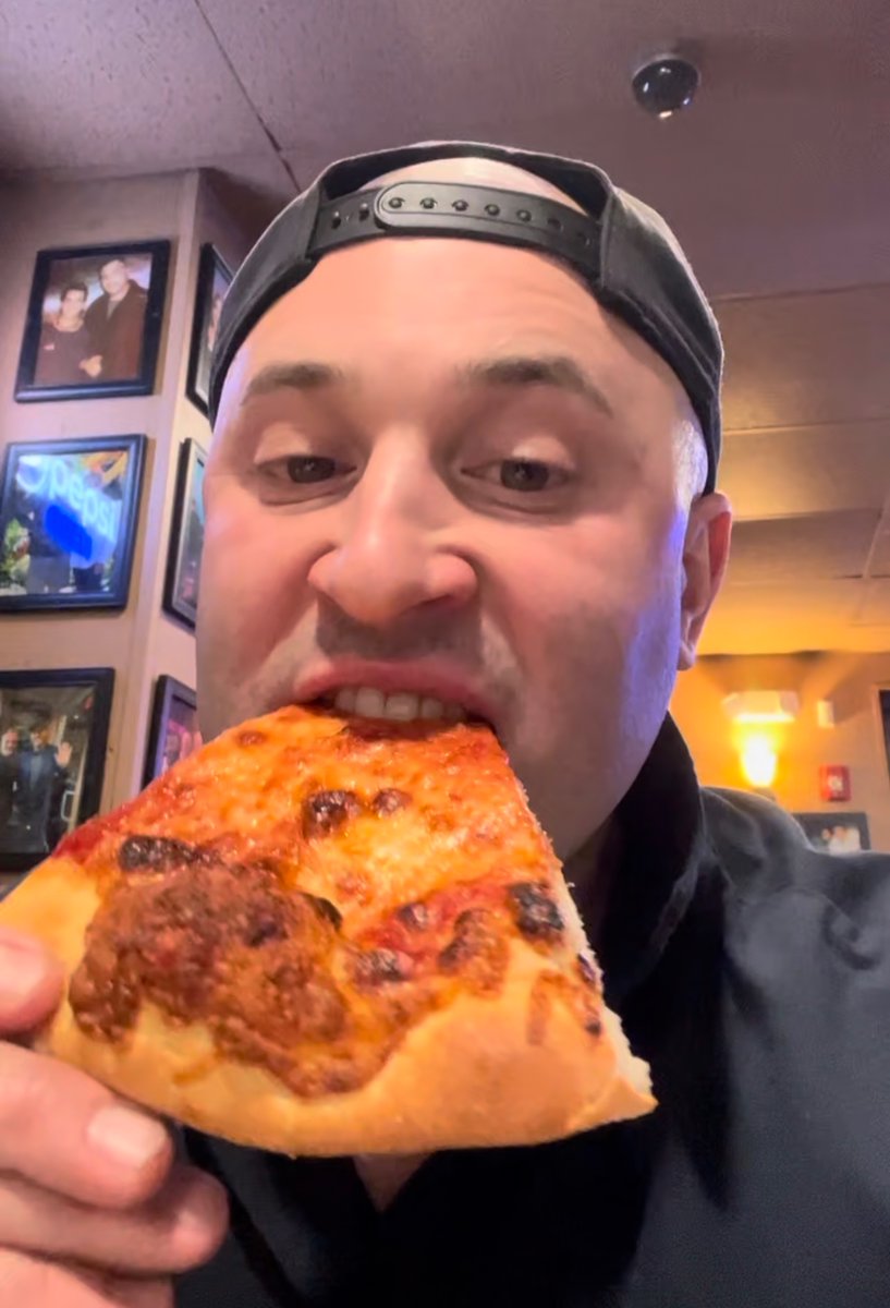 ChrisBNichols5's tweet image. Nothing like some good quality Santarpio’s Pizza in Eastie. The original location is always the best. 

#massachusetts #pizza #steaktips #Boston #eastie #eastboston #santarpios