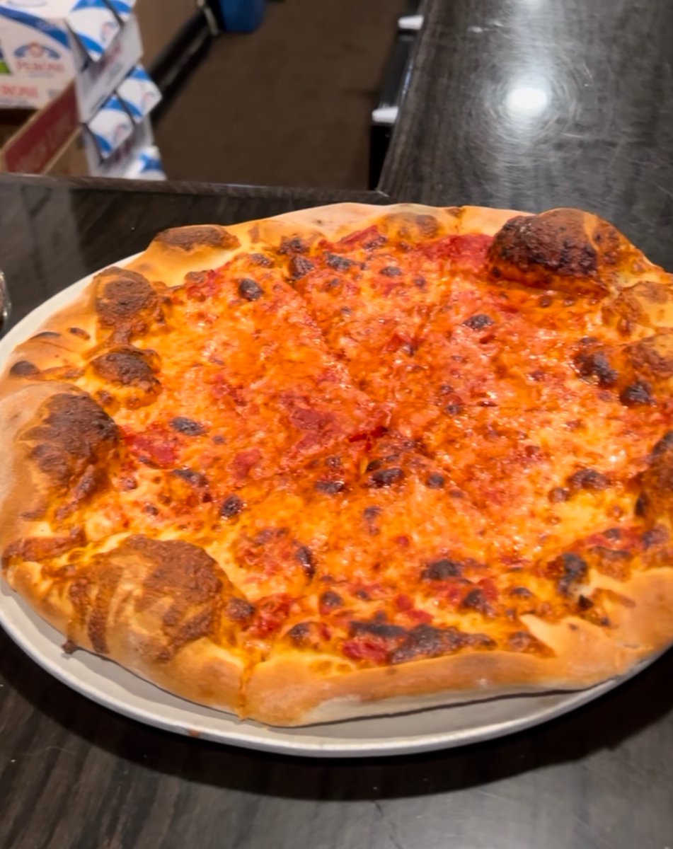 ChrisBNichols5's tweet image. Nothing like some good quality Santarpio’s Pizza in Eastie. The original location is always the best. 

#massachusetts #pizza #steaktips #Boston #eastie #eastboston #santarpios