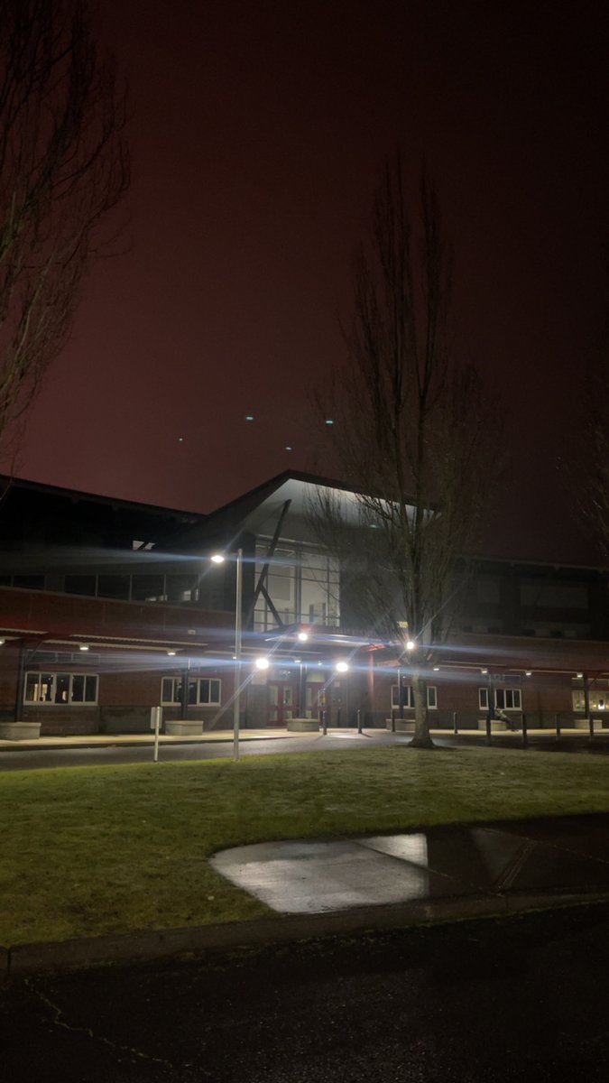 lisa_onlygirl's tweet image. When I leave here and @CamasHighSchool is still buzzing with student activity it really gives me the feels! #rollmakers #rolemodels #papermakers #differencemakers🏭❤️