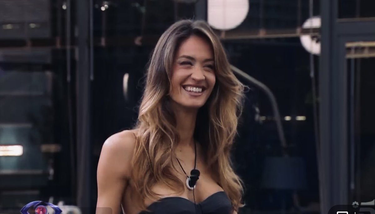 helenaprestes's tweet photo. Grazie a tutti per aver seguito la puntata di oggi, è stato emozionante tornare a casa questa sera 🐅🥰 #heleners https://t.co/k5vJmXMUFe