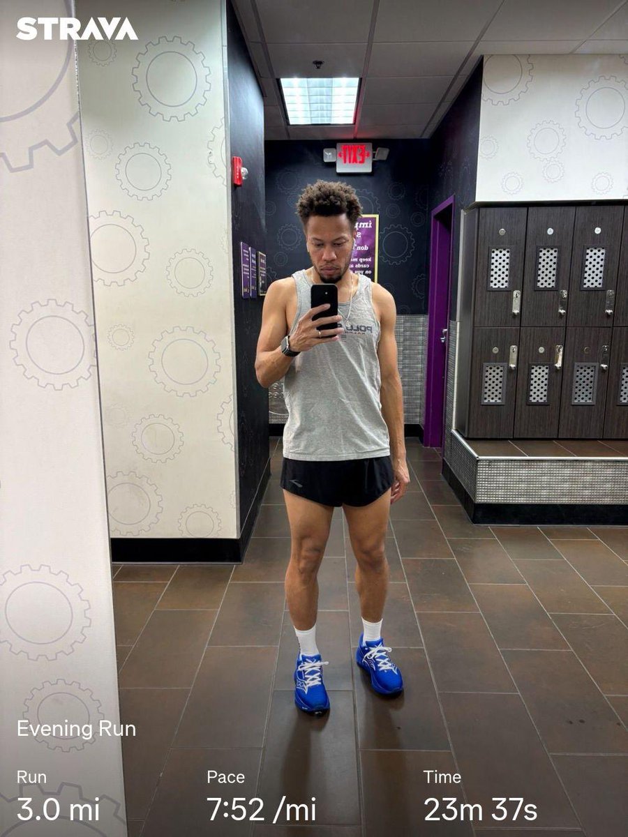 cooplemoderne's tweet photo. went in for the dreadmill tonight. decided to up the last 400m to 6:34 pace for a little work.
classic Rugby on the coat, โLo Sport on the bag and tank because we gotta do #somethinglight. https://t.co/XOPxRKEJfQ