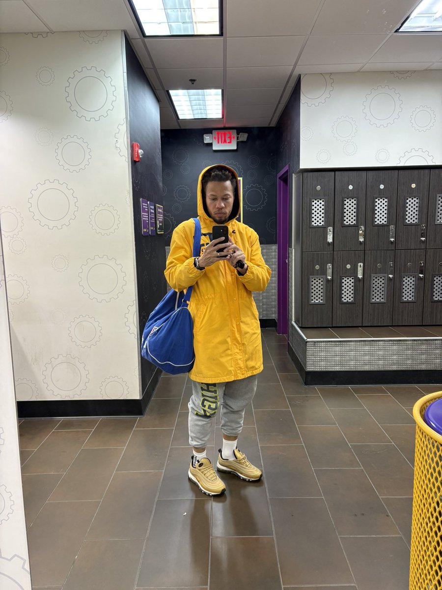 cooplemoderne's tweet photo. went in for the dreadmill tonight. decided to up the last 400m to 6:34 pace for a little work.
classic Rugby on the coat, โLo Sport on the bag and tank because we gotta do #somethinglight. https://t.co/XOPxRKEJfQ