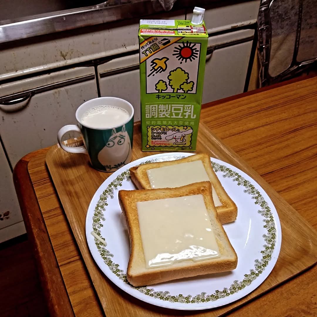 kokoronitabio's tweet photo. チーズトーストとキッコーマンの調製豆乳♡朝はパンパンパパン
#朝はパン
#チーズトースト
#キッコーマン
#調製豆乳
#cheesetoast
#kikkoman
#soymilk
#朝はパンパンパパン https://t.co/M4xC3WLtz1