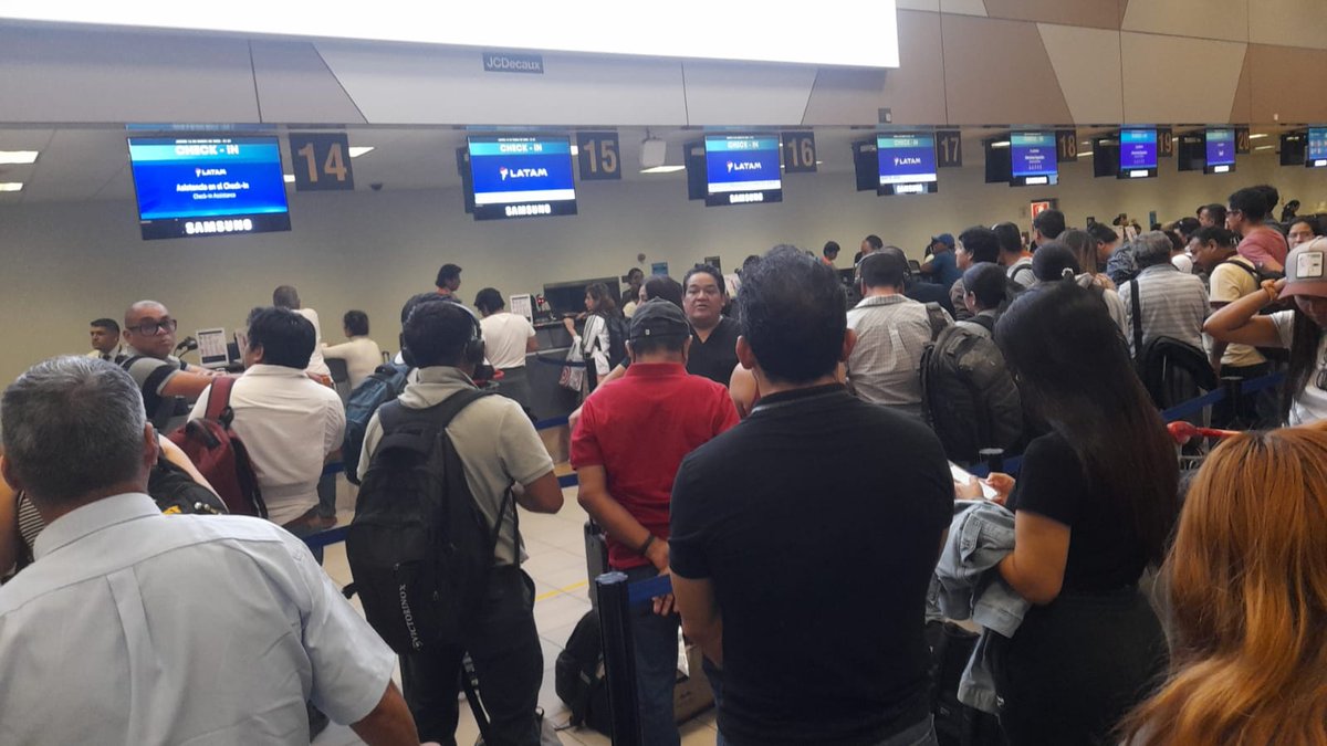 LuchoPeru's tweet photo. Pasajeros de #Latam que venían de Lima a Trujillo reclaman por repentina cancelación de vuelo. Debieron viajar a las 7:30pm. @sutranperu @IndecopiOficial @larepublica_pe @RPPNoticias @Defensoria_Peru @ASPECPERU https://t.co/YADYsIJjCw