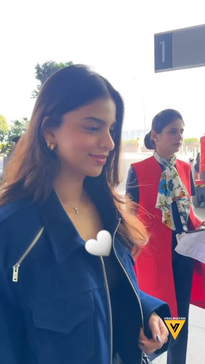 Shahd62336371's tweet photo. I'm so happy because I saw u,my princess #SuhanaKhan.I have missed u so much. #DyavolX3 jacket looks beautiful on u. Masha Allah,my beautiful princess who loves supporting her special brother like her🥺❤
@iamsrk https://t.co/Ule9OEJtND