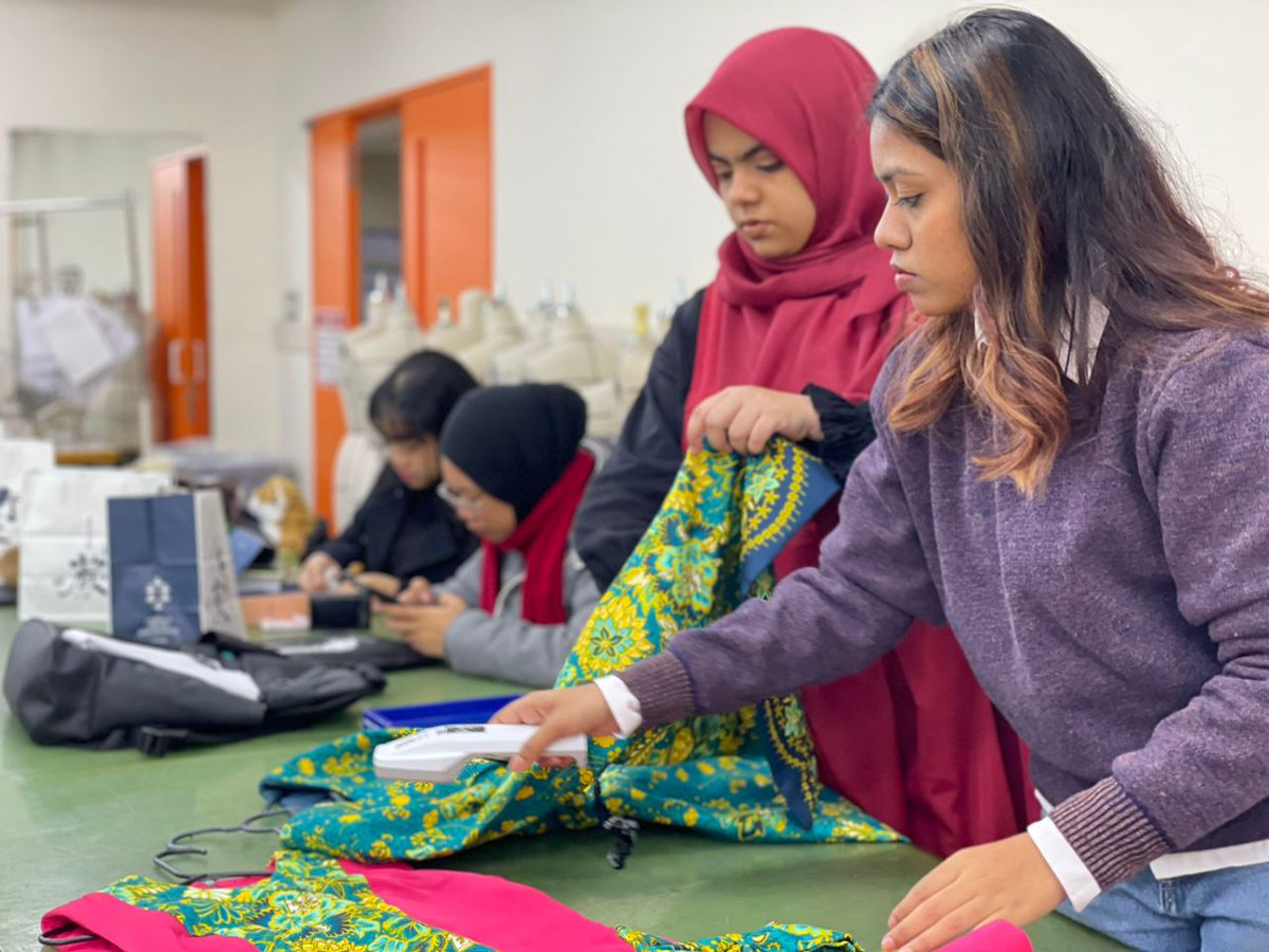 MSUmalaysiaSHCA's tweet photo. 🌟 #MSUGLP: Young Creative Ambassador to Osaka!
16 Bachelor in Fashion Design with Marketing students are preparing for their big moment! 🇯🇵
👗 Runway prep
🧵 Garment ironing &amp; alterations @ UEDA College of Fashion
💬 Briefing for tomorrow’s show
#MSUMalaysia #MSUMalaysiaSHCA https://t.co/DTXsllI408