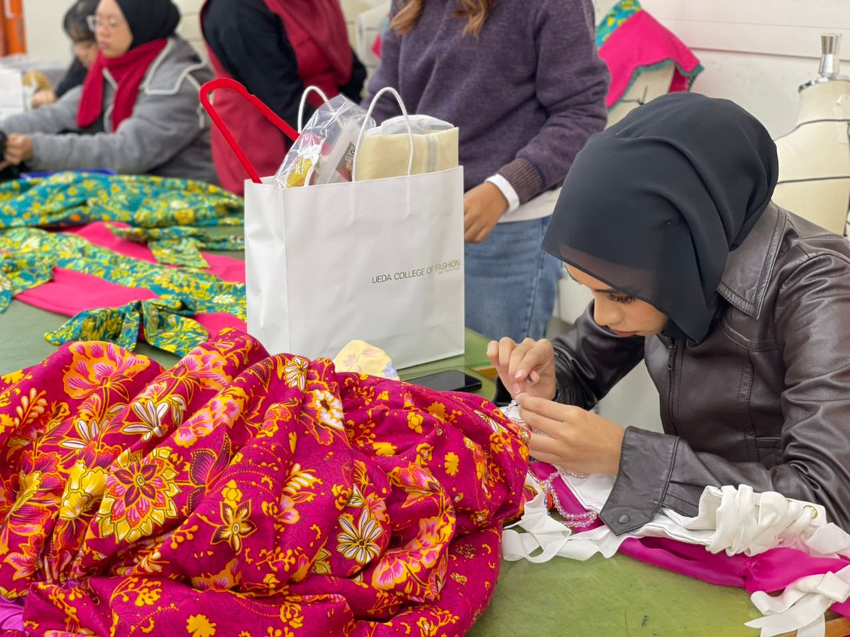 MSUmalaysiaSHCA's tweet photo. 🌟 #MSUGLP: Young Creative Ambassador to Osaka!
16 Bachelor in Fashion Design with Marketing students are preparing for their big moment! 🇯🇵
👗 Runway prep
🧵 Garment ironing &amp; alterations @ UEDA College of Fashion
💬 Briefing for tomorrow’s show
#MSUMalaysia #MSUMalaysiaSHCA https://t.co/DTXsllI408