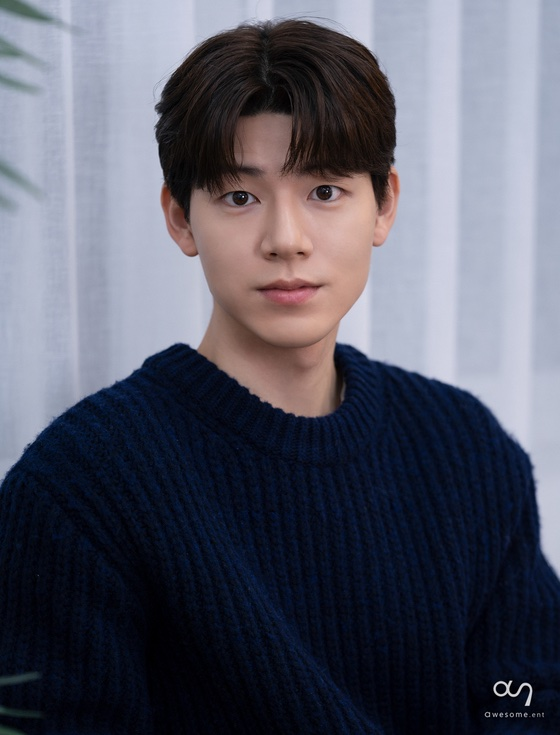 KDramaHandle's tweet photo. #BaeHyunSung reportedly cast to lead drama #CEOShinsProject alongside #HanSukKyu.
He plays Cho Pil-rip, an intern employee at a chicken restaurant who has zero flexibility.
Directed by Shin Kyung-soo (#DeeprootedTree) and written by Ban Ki-ri (#MissingTheOtherSide). https://t.co/dhfI1qKuAU