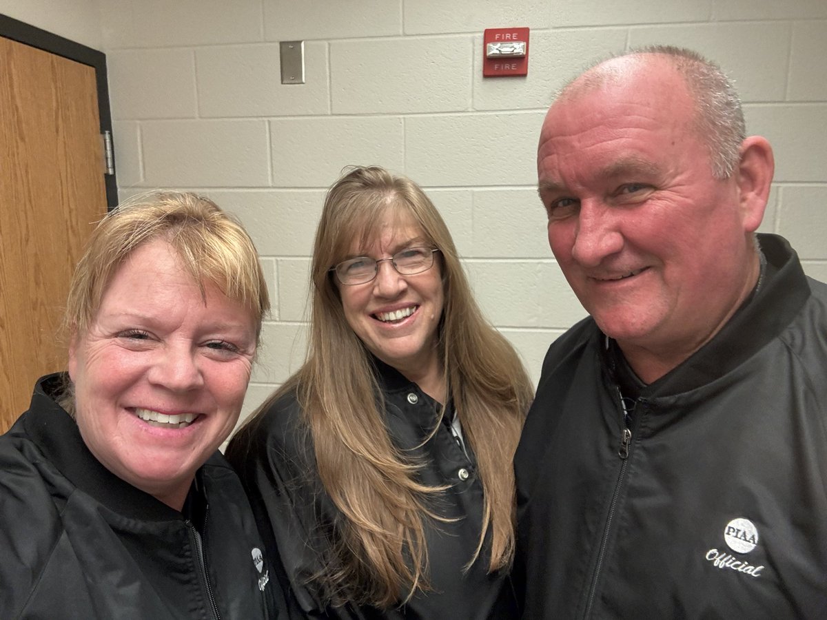 LeahAnnWilliams's tweet photo. We officiate because we L🏀VE it, but it's awesome to be appreciated! Thank you Lakeview HS Athletics! @HoopsSailor @PIAASports https://t.co/XS2dU719hG