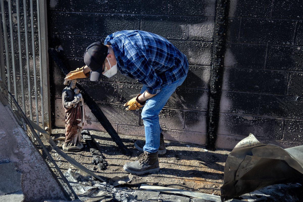 Cal Fire firefighters help Darryl and Christine Montes look through the debris of their home destroyed by the #EatonFire for anything of value on Valley Lights Dr in Pasadena   #firefighters #Pasadena #fire