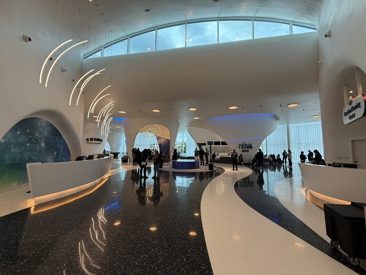 raisarivas's tweet photo. Hoy vimos en adelanto el Universal Stella Nova Resort, el primero de los 3 hoteles que estrenará @UniversalORL este año. Todas sus habitaciones tienen 2 camas queen, unas con vista al parque #epicuniverse y otras a la gran piscina. El hotel abre oficialmente el 21 de enero! https://t.co/iaFYDvKJfu