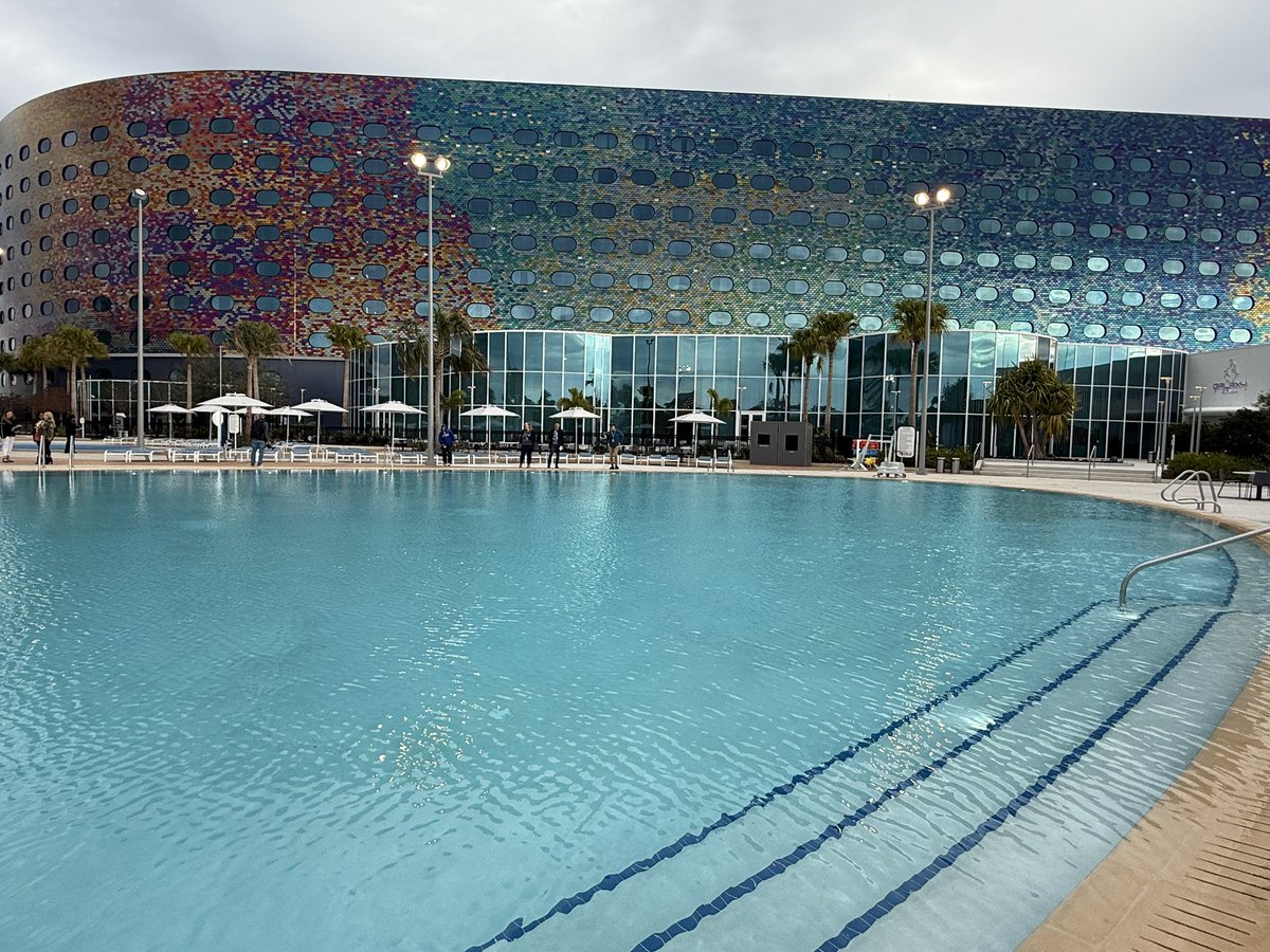 raisarivas's tweet photo. Hoy vimos en adelanto el Universal Stella Nova Resort, el primero de los 3 hoteles que estrenará @UniversalORL este año. Todas sus habitaciones tienen 2 camas queen, unas con vista al parque #epicuniverse y otras a la gran piscina. El hotel abre oficialmente el 21 de enero! https://t.co/iaFYDvKJfu