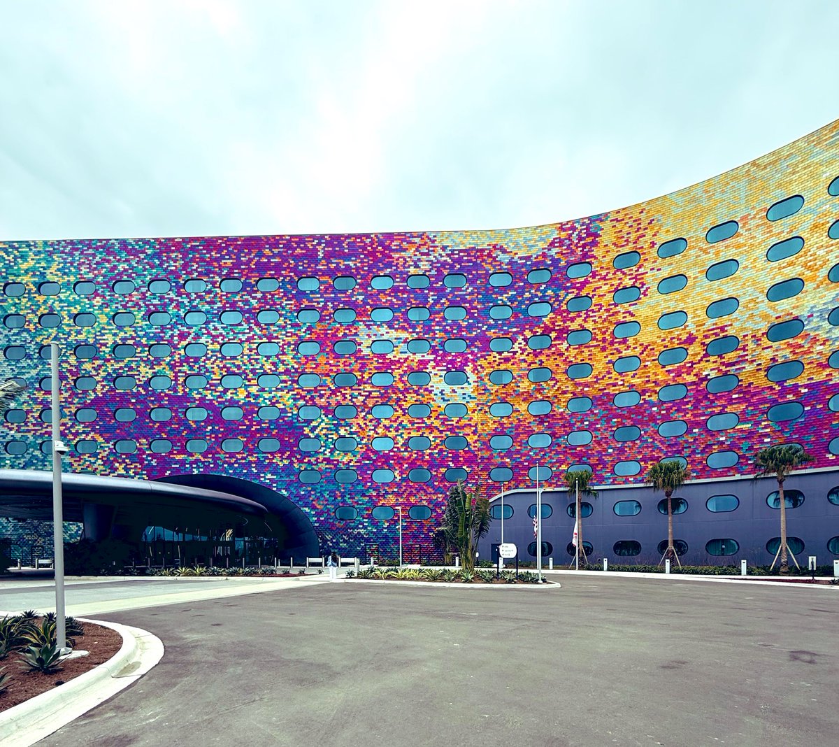 raisarivas's tweet photo. Hoy vimos en adelanto el Universal Stella Nova Resort, el primero de los 3 hoteles que estrenará @UniversalORL este año. Todas sus habitaciones tienen 2 camas queen, unas con vista al parque #epicuniverse y otras a la gran piscina. El hotel abre oficialmente el 21 de enero! https://t.co/iaFYDvKJfu