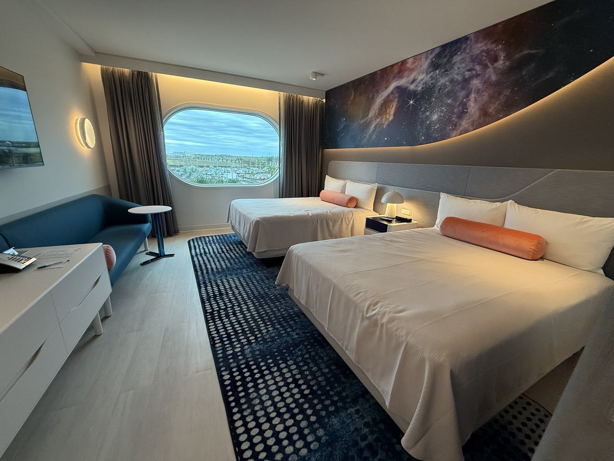 raisarivas's tweet photo. Hoy vimos en adelanto el Universal Stella Nova Resort, el primero de los 3 hoteles que estrenará @UniversalORL este año. Todas sus habitaciones tienen 2 camas queen, unas con vista al parque #epicuniverse y otras a la gran piscina. El hotel abre oficialmente el 21 de enero! https://t.co/iaFYDvKJfu