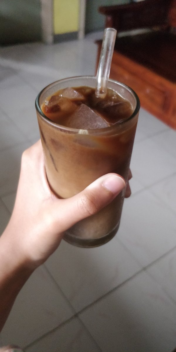 dynirmala's tweet photo. iced caffe (almond) latte ☕🥛🧊 https://t.co/x6rMqfWeIH