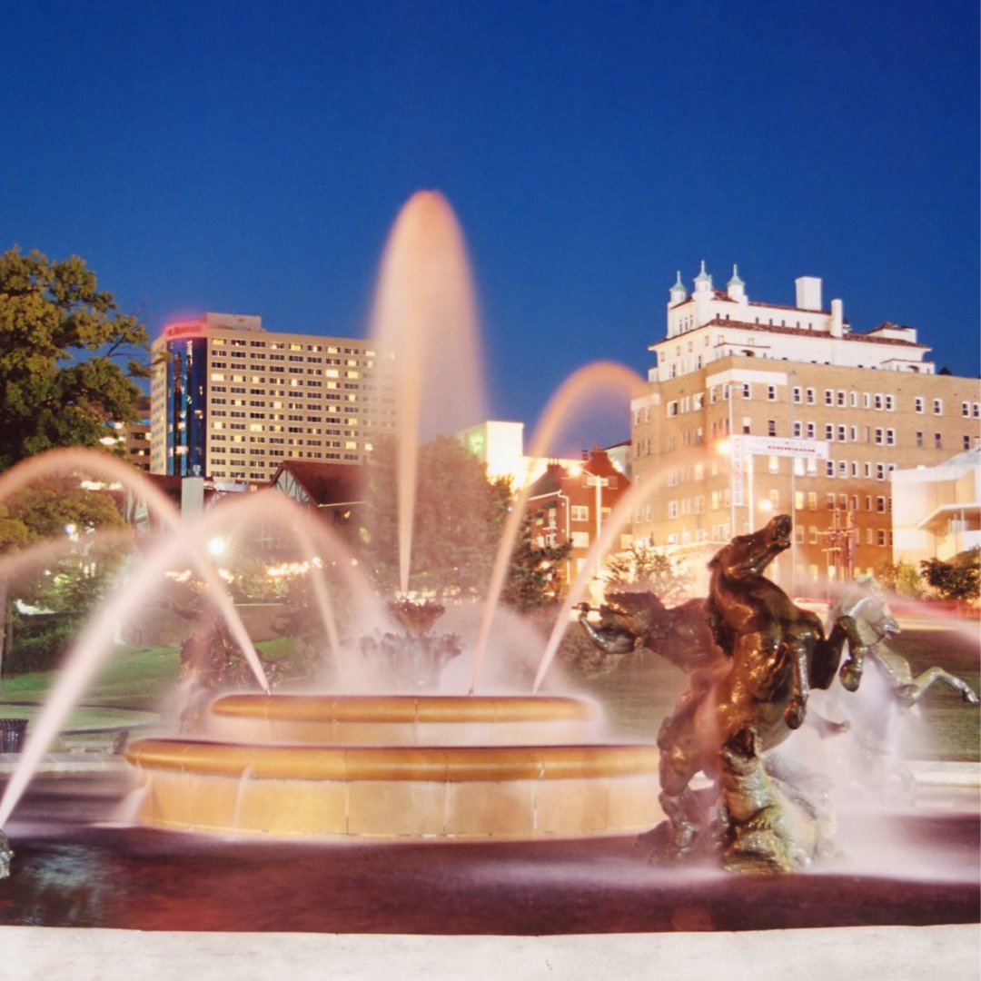 NewmanU's tweet image. Nicknamed the City of Fountains for having more than 200 fountains — the world’s second largest amount only to Rome — the Kansas City conference fittingly quenched the Honors students’ thirst for knowledge.

Find the full story: bit.ly/4gVtWZf 

#NewmanU #Honors