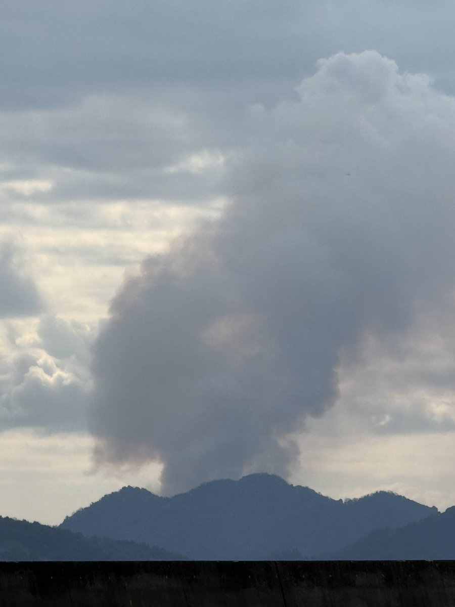 momiagecarp's tweet photo. これって山火事よね？
江田島付近 https://t.co/XudVc4Jqvg