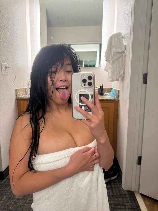 can i send you shower pics everyday? https://t.co/BtGJZuOrsM