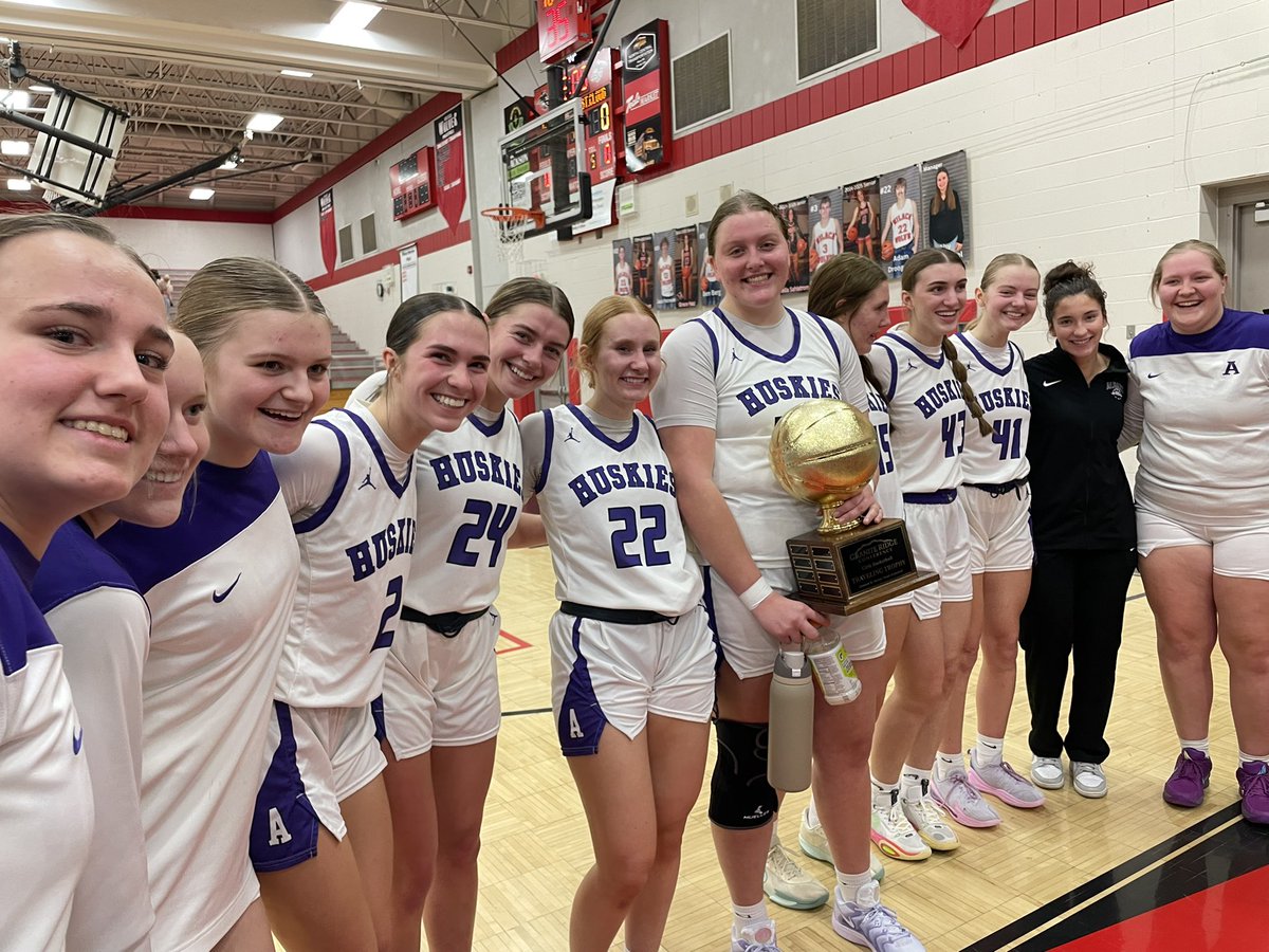 GirlsHuskies's tweet image. Great conference road win to get the ball back! Team D was 🔥tonight!
#purplepride