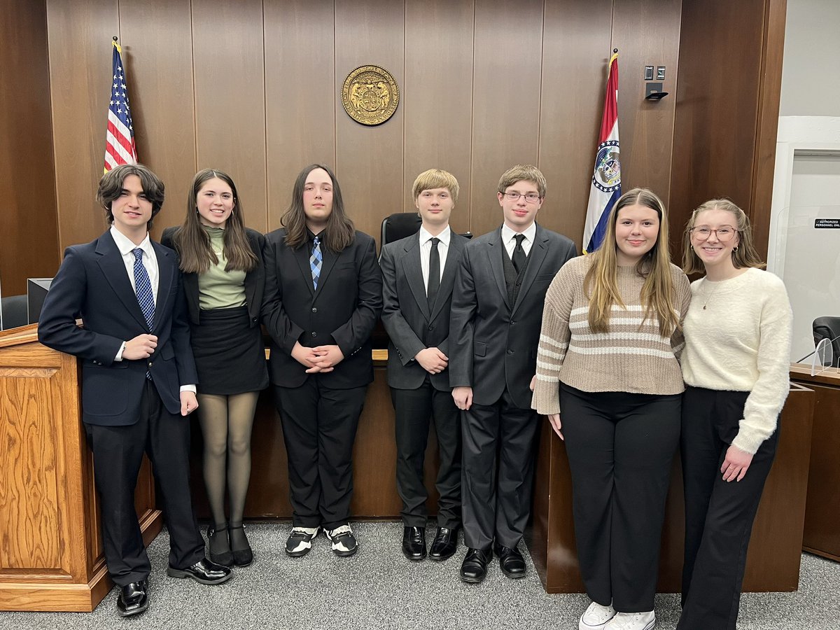 HHS_LMC's tweet photo. This awesome group of kiddos just completed their first Mock Trial as the Defense, and they did an incredible job! #GoBlackcats @dix_stephanie @BlackcatMatt @BlackcatUpdates @JoeFWillis @DrClintFreeman https://t.co/UTrJvGh7A5