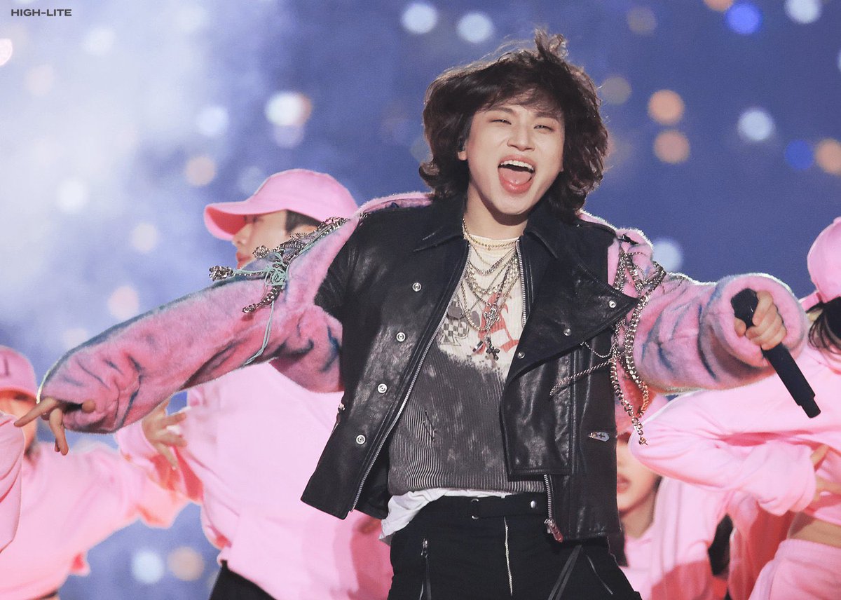 stillxxxlife's tweet photo. the bigbang maknae, who is always happy on stage while serving his flawless vocals https://t.co/SWidWQAigv