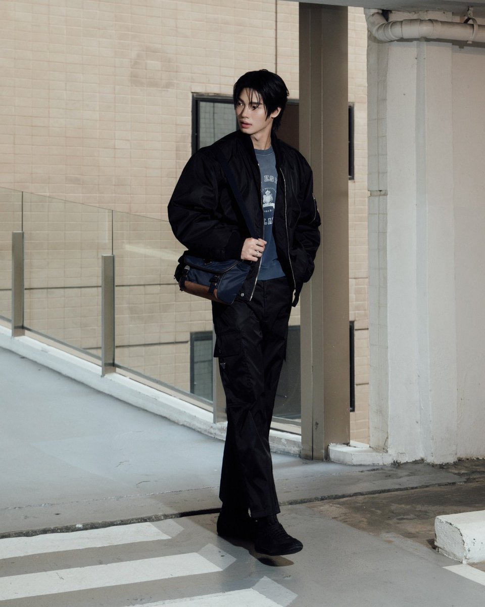 ซูมลุค "วิน เมธวิน" Prada Ambassador ออกเดินทางไปมิลาน เข้าร่วมชม Prada Fall Winter 2025 Menswear Show ในวันที่ 19 ม.ค. นี้
.
วินมาในโททัลลุคสีเข้ม บอมเบอร์แจ็คเก็ต Re-nylon ที่เข้ากับกระเป๋า crossbody รุ่นใหม่ในแมทีเรียลเดียวกัน พร้อมพวงกุญแจ Prada Tricks