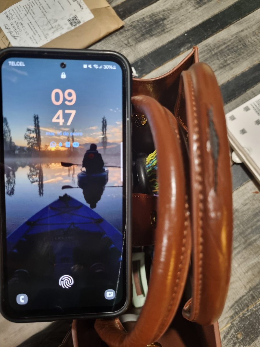 AnnRoldanB's tweet photo. @liverpoolmexico @jwpei_official 
Compré está bolsa el domingo, la usé por primera vez el lunes y el martes terminó así de solo estar en  el escritorio porque soy godin. Pésima calidad, espero me devuelvan el dinero y no pongan MILES de pretextos. https://t.co/EAKBTqgMe2