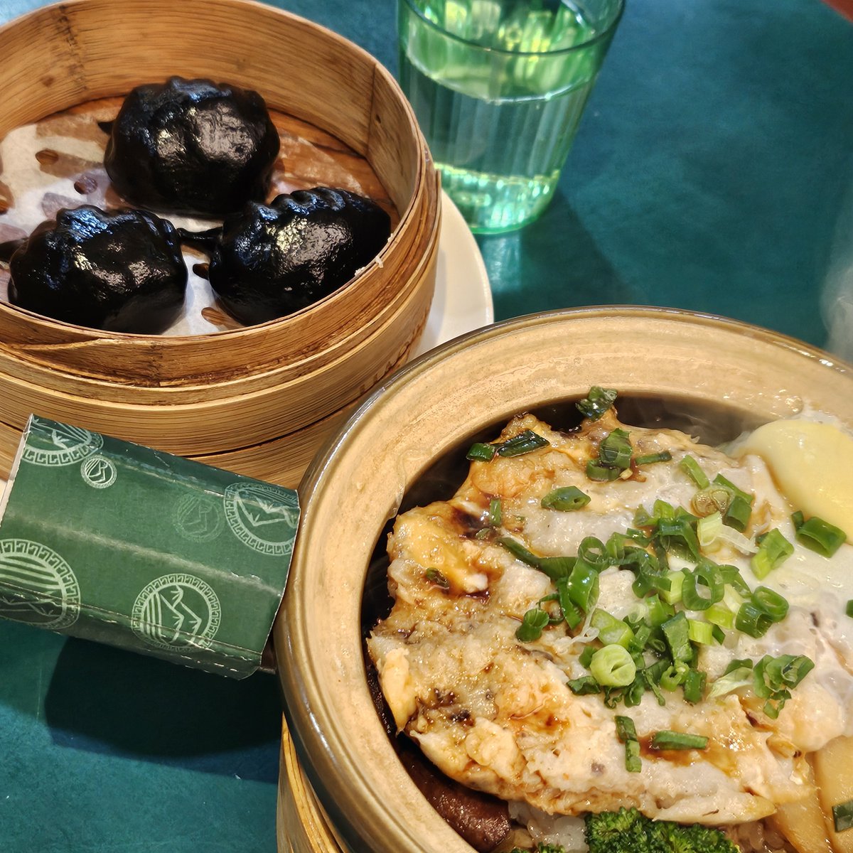 dayzayaa's tweet photo. 호우섬 롯데명동점
사진이 너무 구리게 찍혔지만 맛있었다
새우&amp;돼지고기 완자 뽀짜이판, 블랙 하가우, 통새우 쇼마이 먹었고 개인적으로 쇼마이보다 하가우가 더 깔끔해서 취향! 다음엔 완탕 도삭면 먹어보고 싶어 https://t.co/tv1f007Auf