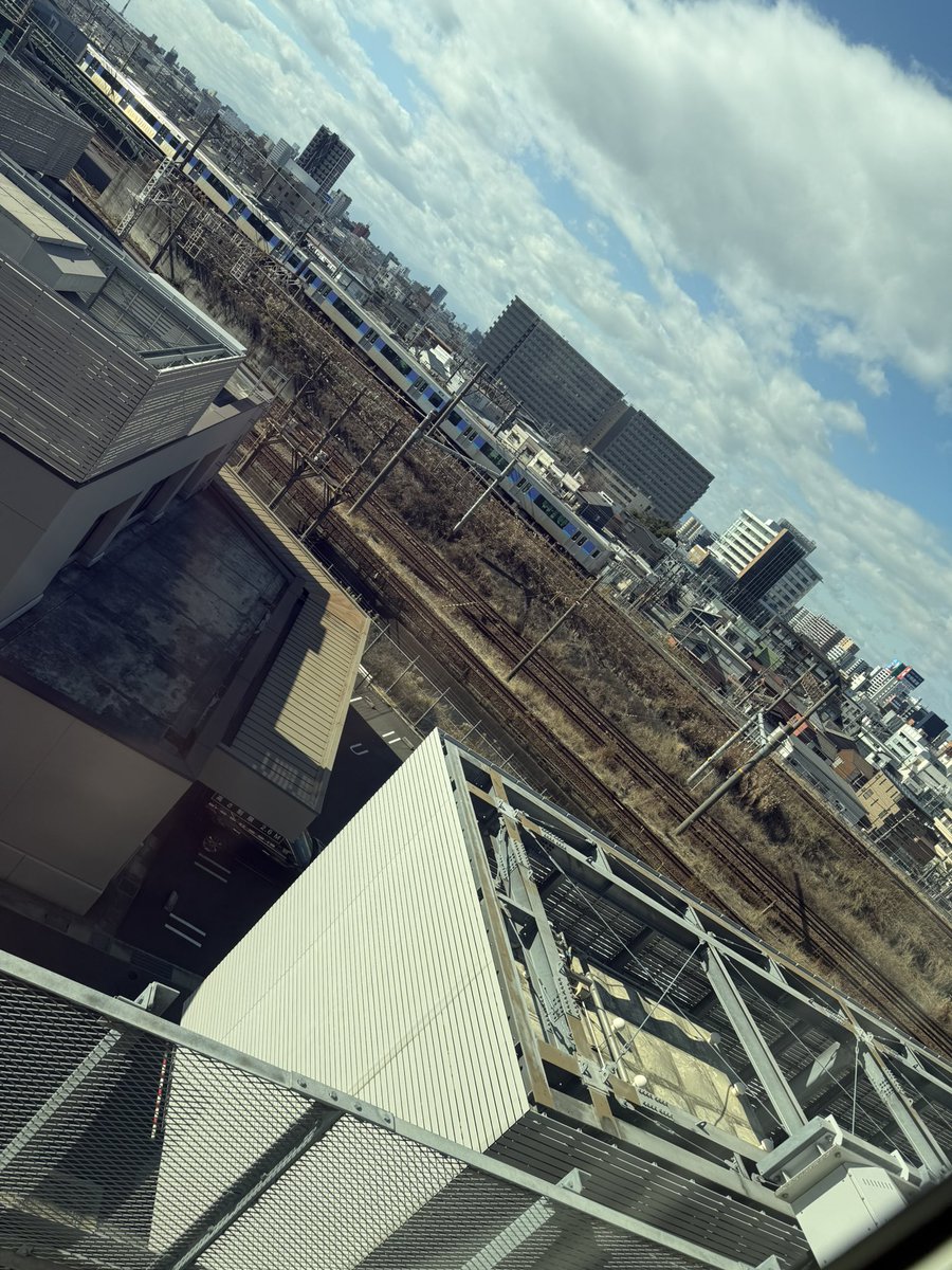 sakaFK81's tweet photo. 来月から岐阜へ転勤辞令受けたから住む家探しに来たのに、沿線火災に巻き込まれて動けなくなるのどんな確率よw https://t.co/1aQLc9Wz44
