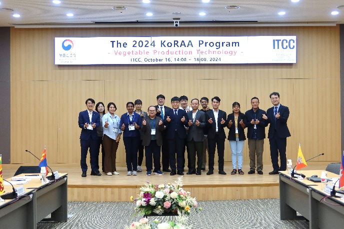 𝐓𝐡𝐞 𝟐𝟎𝟐𝟒 𝐊𝐨𝐑𝐀𝐀 𝐏𝐫𝐨𝐠𝐫𝐚𝐦 connects researchers from 10 countries to enhance agriculture. It featured training in Korea on vegetable breeding, smart farms, and the Seed Expo 2024. #AgriculturalInnovation #GlobalPartnerships