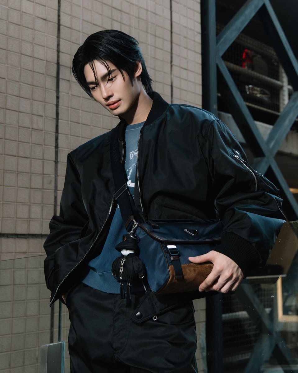 GQThailand's tweet photo. #GQStyle สไตล์ #AirportLook ของ #วินเมธวิน @winmetawin  Prada Ambassador ขณะเดินทางไปมิลาน ประเทศอิตาลี เพื่อชม Prada Fall Winter 2025 Menswear Show ที่จะจัดขึ้นในวันที่ 19 มกราคมนี้ 
.
โดยวินมาพร้อมบอมเบอร์แจ็คเก็ต Re-nylon ที่เข้ากันกับกระเป๋าครอสบอดี้รุ่นล่าสุด น่าสนใจด้วยการแมตช์เข้ากับพวงกุญแจ Prada Tricks จบลุคสนีกเกอร์รุ่น Callapse ที่เพิ่งเปิดตัว
.
สามารถรับชมไลฟ์ผ่าน Prada Thailand Line Official Account ได้ เวลา 20:00 น. ตามเวลาประเทศไทย
.
อ่านบทความแฟชั่น -> https://t.co/18NVb0wLhs

#GQThailand 
#PradaFW25
#Prada #WinMetawin