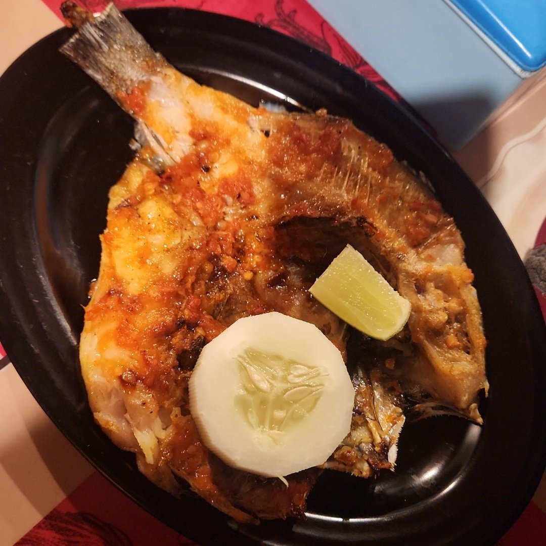 indeonisia's tweet photo. Ikan laut! Banyak jenis masakan ikan laut yang saya coba. Namanya tidak familiar untuk saya, jadi saya lupa mengingatnya 😓
Tapi yg unik, ikan masak kuah ini bisa dimakan dengan jepa. Jepa ini sebagai sumber karbohidrat dari ubi/ singkong yang diparut dan dipanggang. https://t.co/IQWjGS2o2P