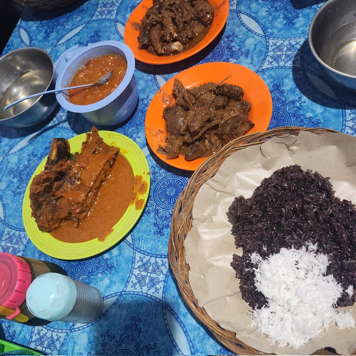 indeonisia's tweet photo. Ini gongnya! Bukan di Majene tetapi di Pinrang. Yang saya makan ini palekko atau itik yang dimasak seperti rica-rica dan itik goreng yang disajikandgn kuah sambal seperti kari. 
Yang unik ini dimakan dgn sokko.  Sokko adalah ketan hitam kukus yg disajikan dengan parutan kelapa. https://t.co/Jn6IvhVGkN