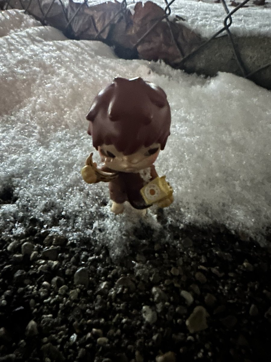 i think my hirono hates the snow…🧍‍♂️