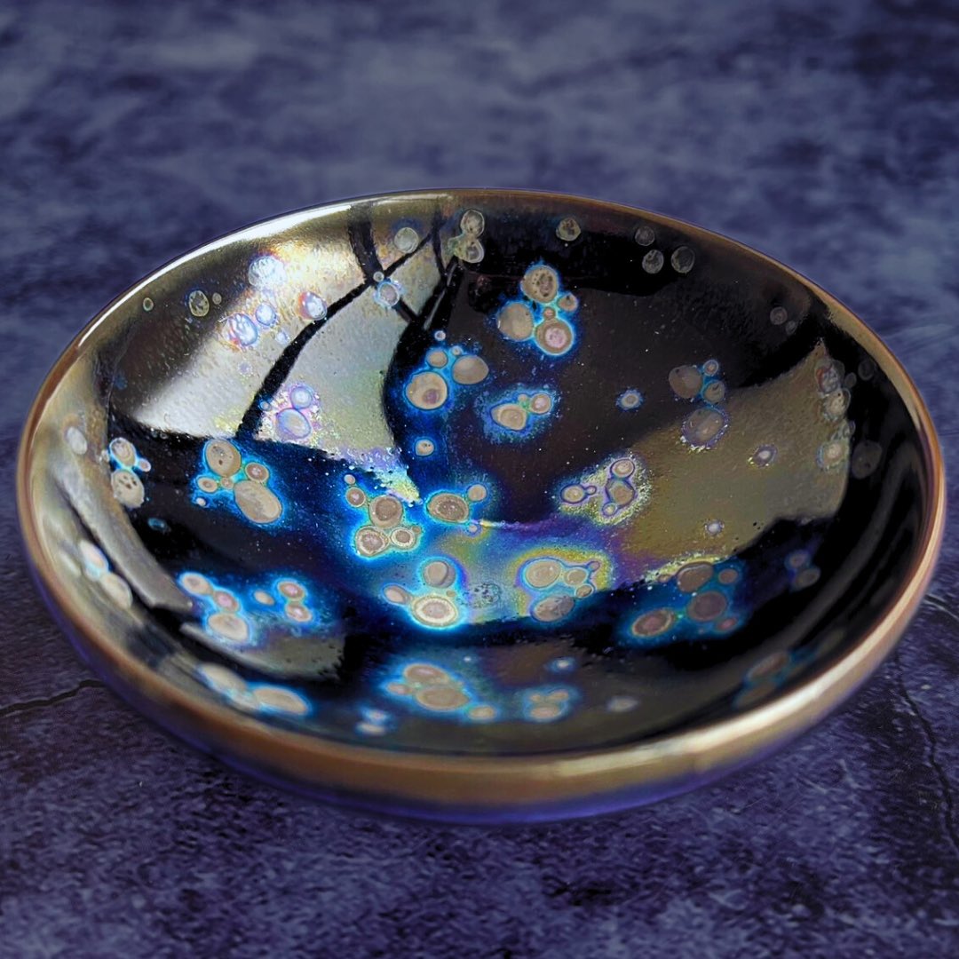 The Pinnacle of Teabowls: Yohen Tenmoku
Once deemed impossible to recreate, its mystical patterns resemble a cosmic beauty.
After two years of research, Tsuchibuchi successfully brought this masterpiece to life.
Limited availability.

For inquiries, please DM us.

#YohenTenmoku