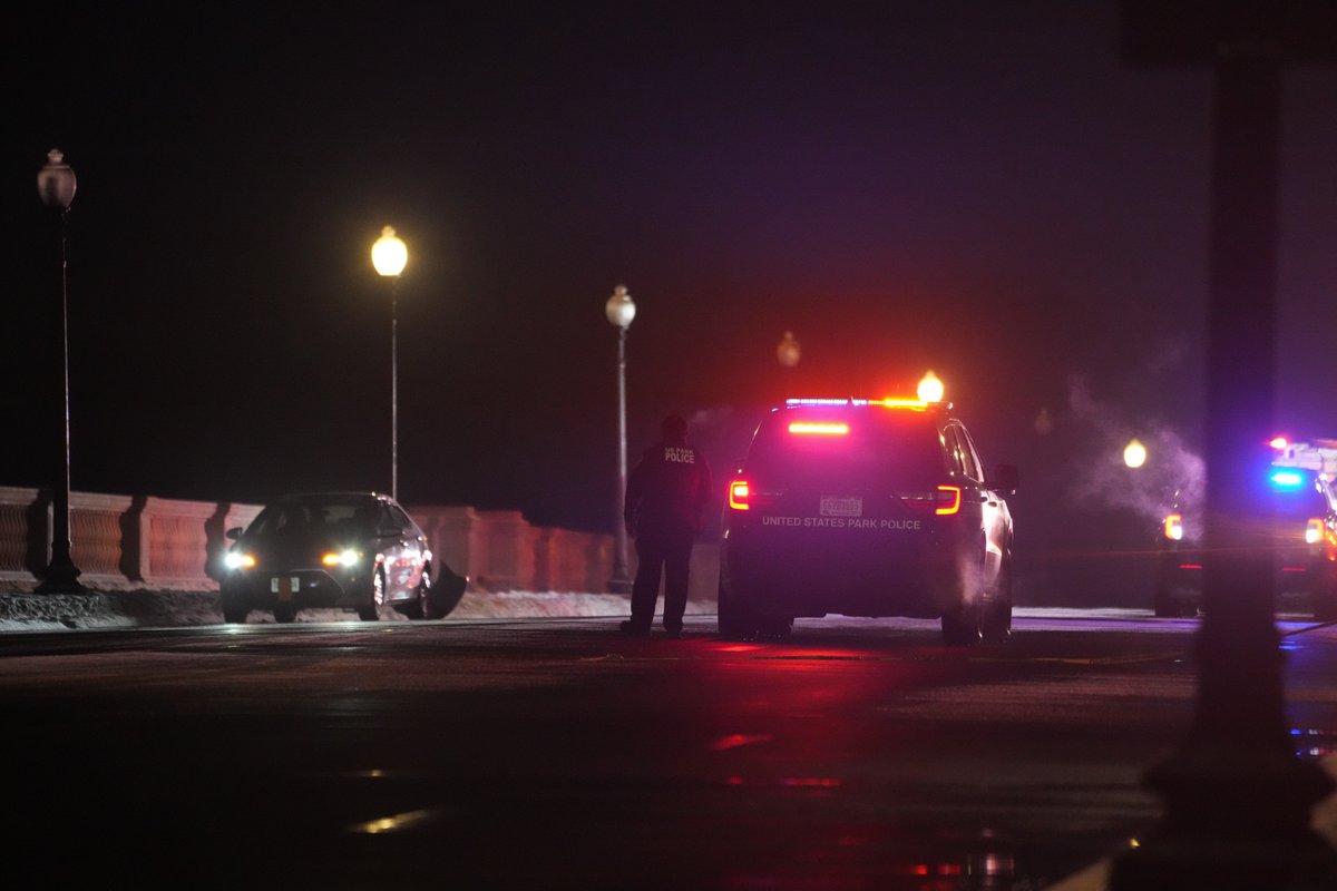 PenguinSix's tweet photo. A vehicle hit a car on the Memorial Bridge and went over the edge into the frozen Potomac River. Divers pulled one out of the river with life threatening injuries. https://t.co/YVxfgryvqq