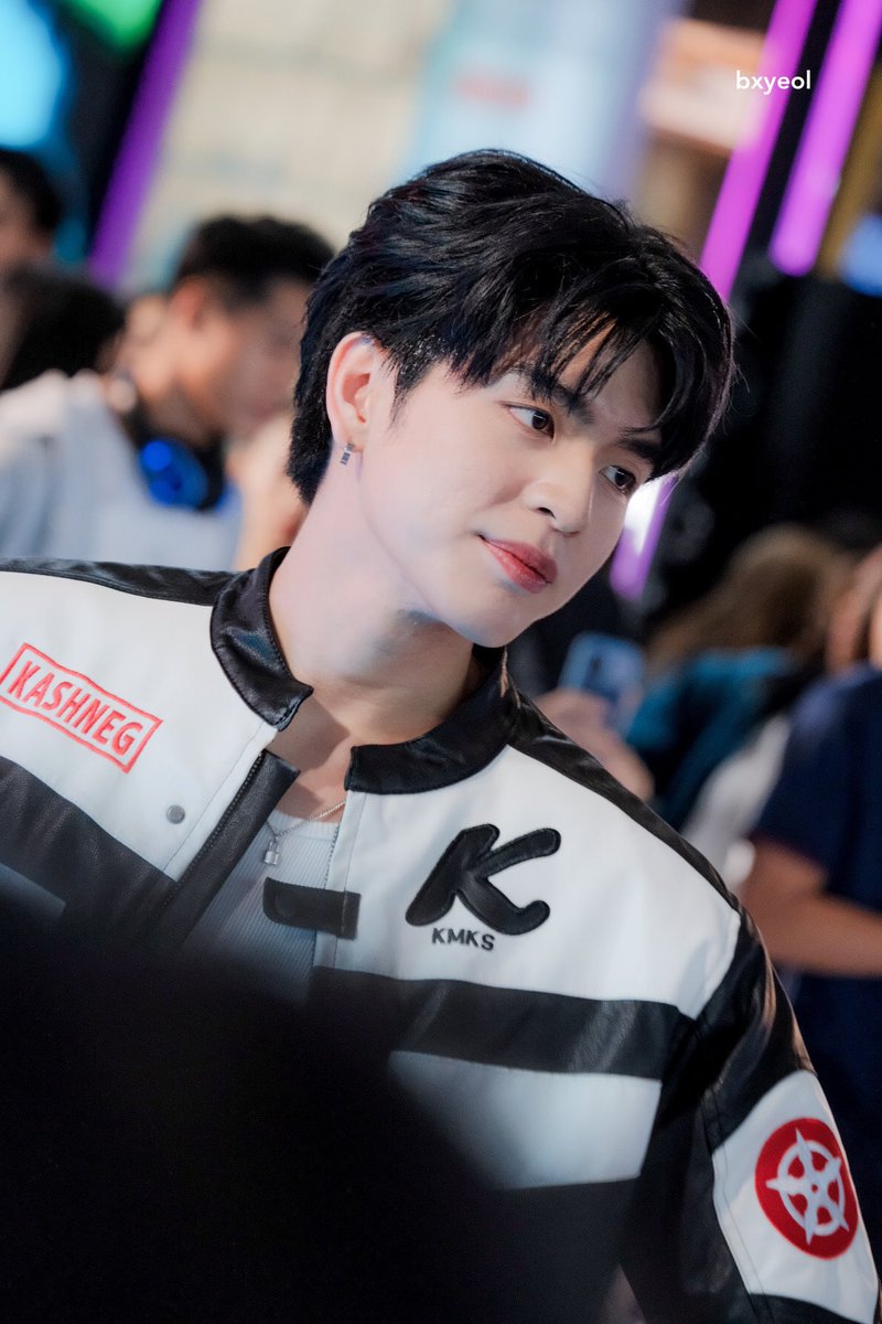 หล่อเท่ หน้าคม หนุ่มวัย24 
#pie_saran